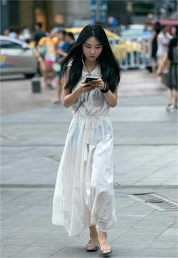 女同桌偷偷尿到我杯子里