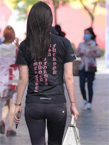 20小伙与60大妈地铁