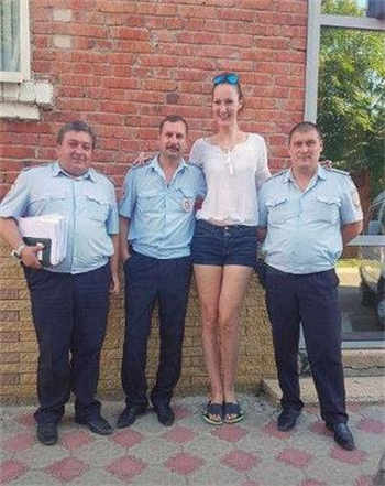 乳胶改造金属女仆监狱