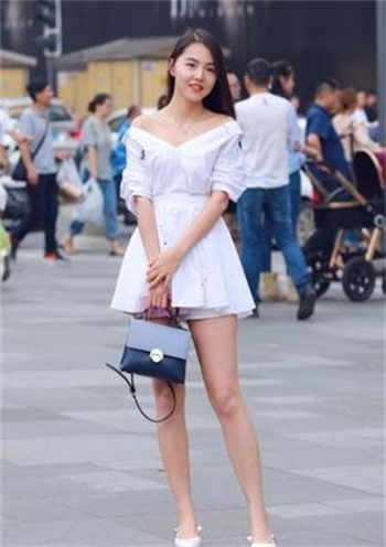 小女孩和小男亲吻抛衣服