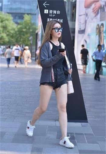女子误以为是老公还很配合