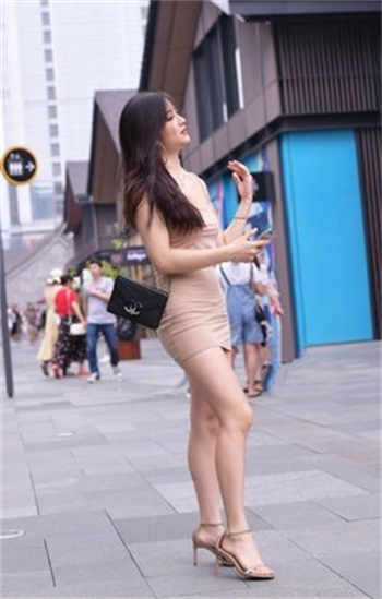 快递员在女客户家洗澡