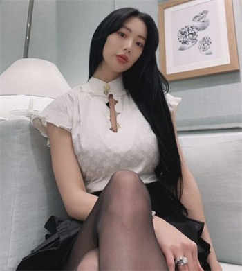 坐在他脸上舌头钻进毛毛虫