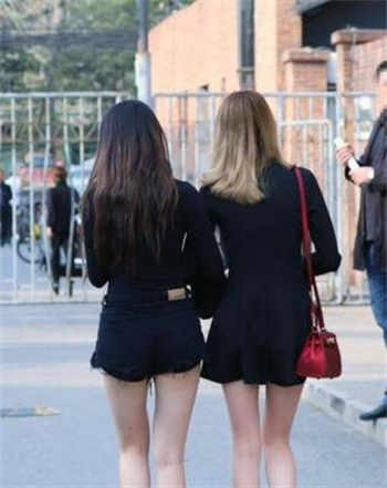 王妃跪趴撅起腿分开