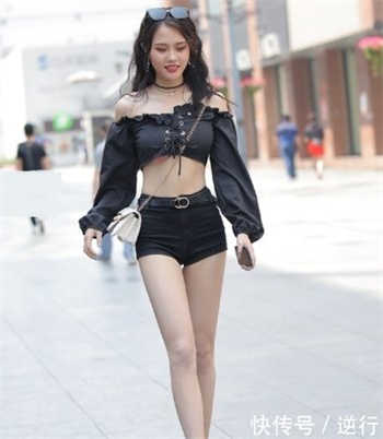 美女自觉的解开胸衣